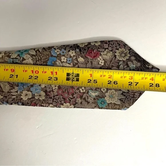 Vintage VAN HEUSEN Floral Tie 95% Polyester 5%Silk Wedding Special Occasion Tie - Picture 6 of 6